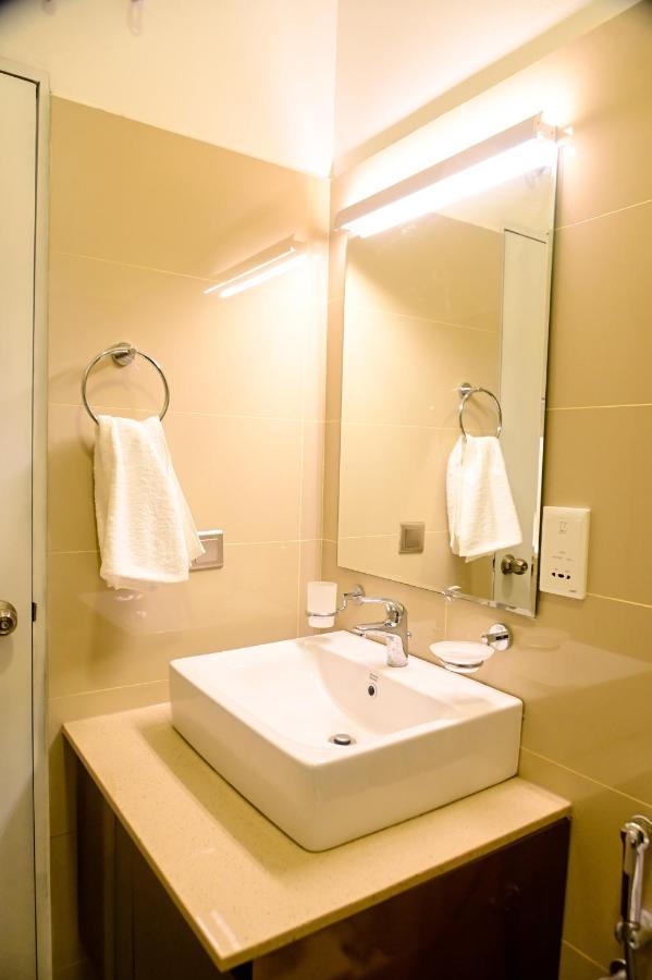 Ocean Breeze - Udaya Luxury Apartments Negombo Buitenkant foto