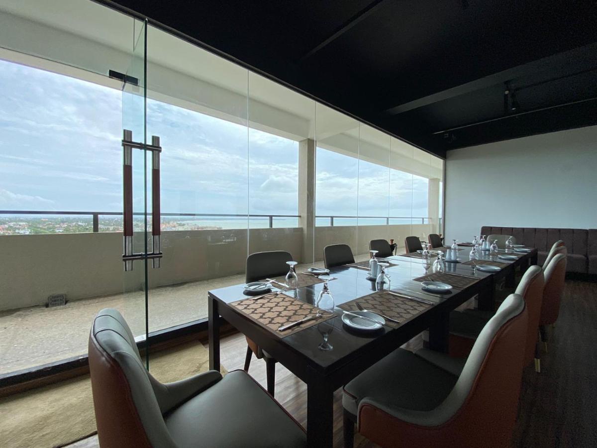 Ocean Breeze - Udaya Luxury Apartments Negombo Buitenkant foto