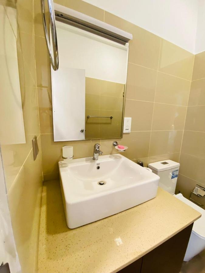 Ocean Breeze - Udaya Luxury Apartments Negombo Buitenkant foto