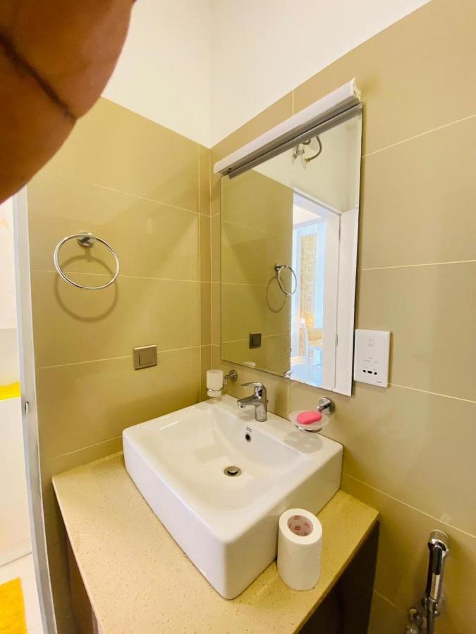 Ocean Breeze - Udaya Luxury Apartments Negombo Buitenkant foto