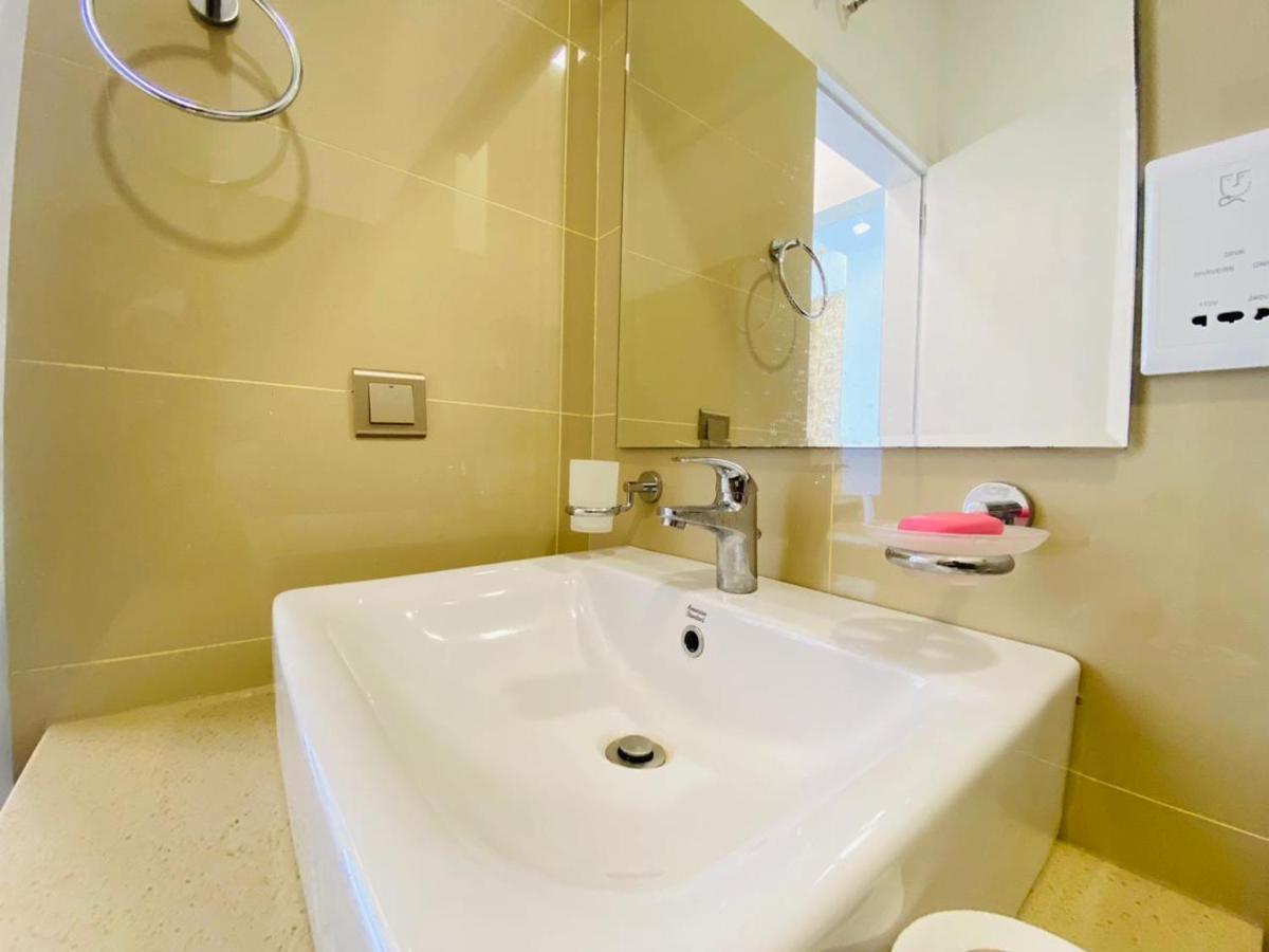 Ocean Breeze - Udaya Luxury Apartments Negombo Buitenkant foto