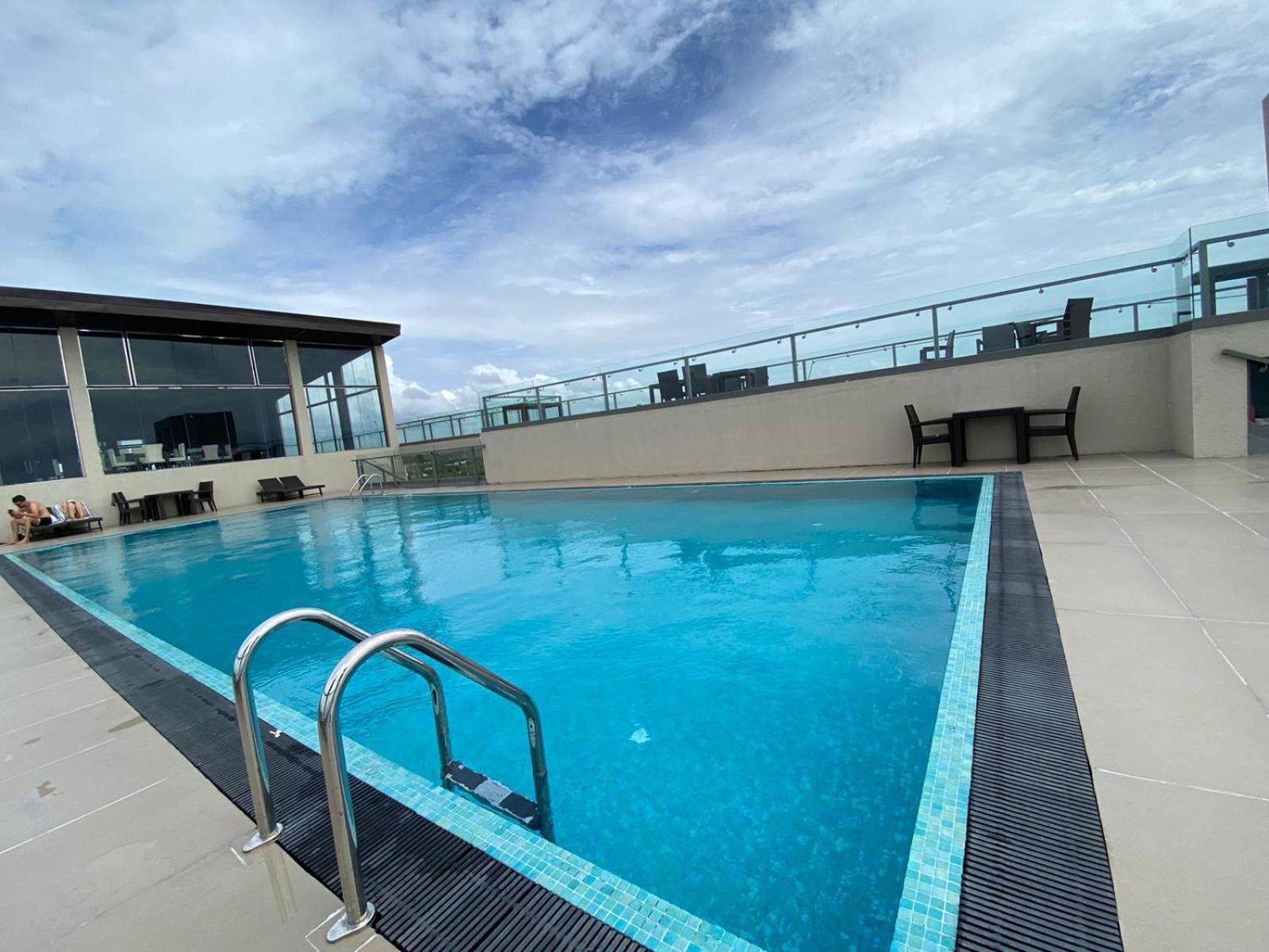 Ocean Breeze - Udaya Luxury Apartments Negombo Buitenkant foto