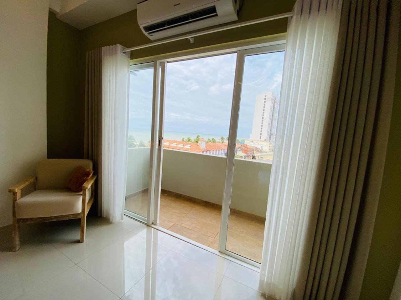 Ocean Breeze - Udaya Luxury Apartments Negombo Buitenkant foto