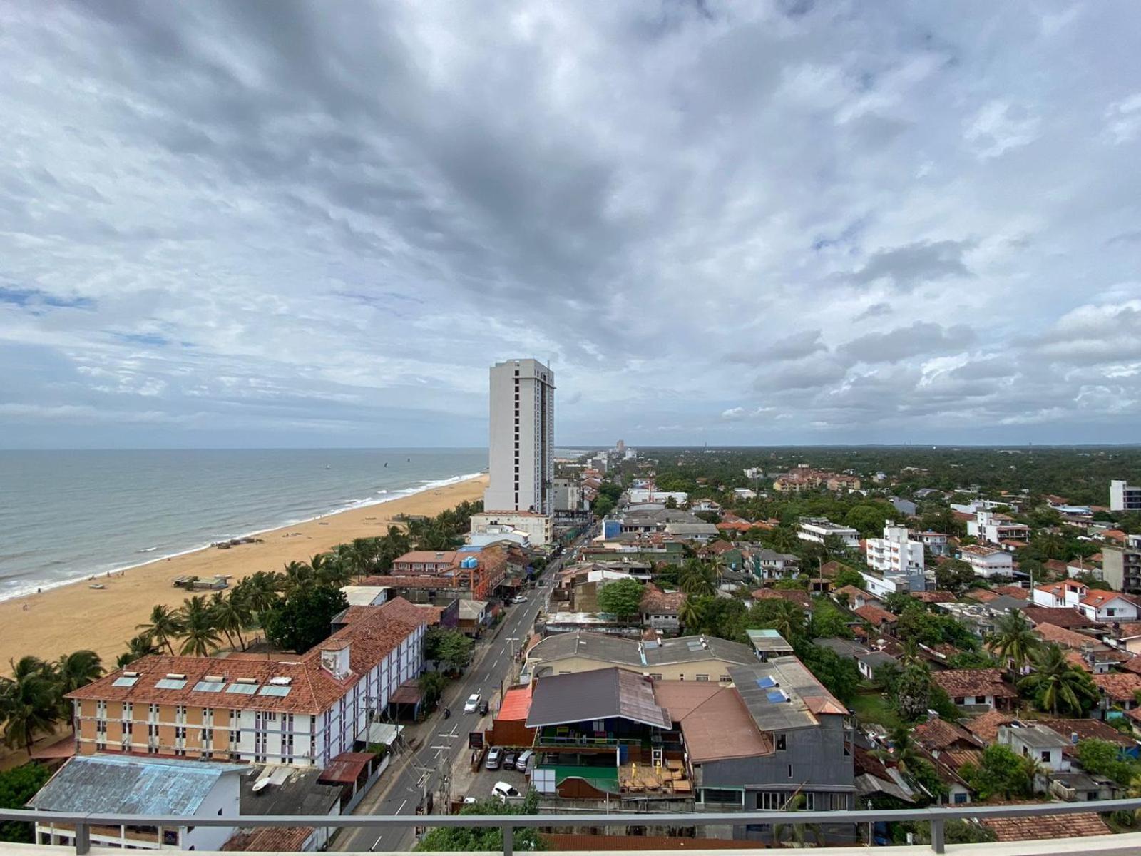 Ocean Breeze - Udaya Luxury Apartments Negombo Buitenkant foto